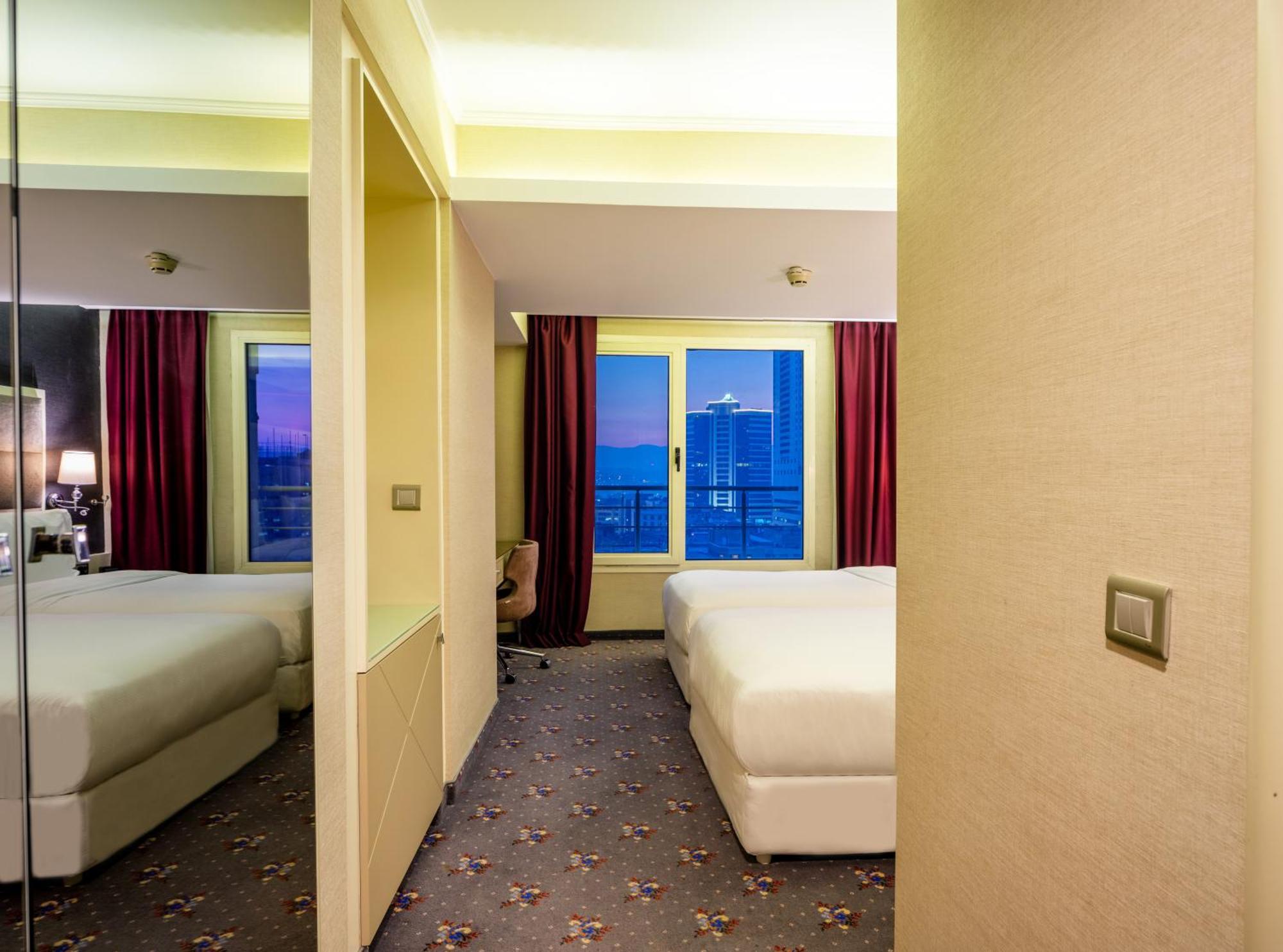 Doubletree By Hilton Izmir - Alsancak Hotel Ngoại thất bức ảnh