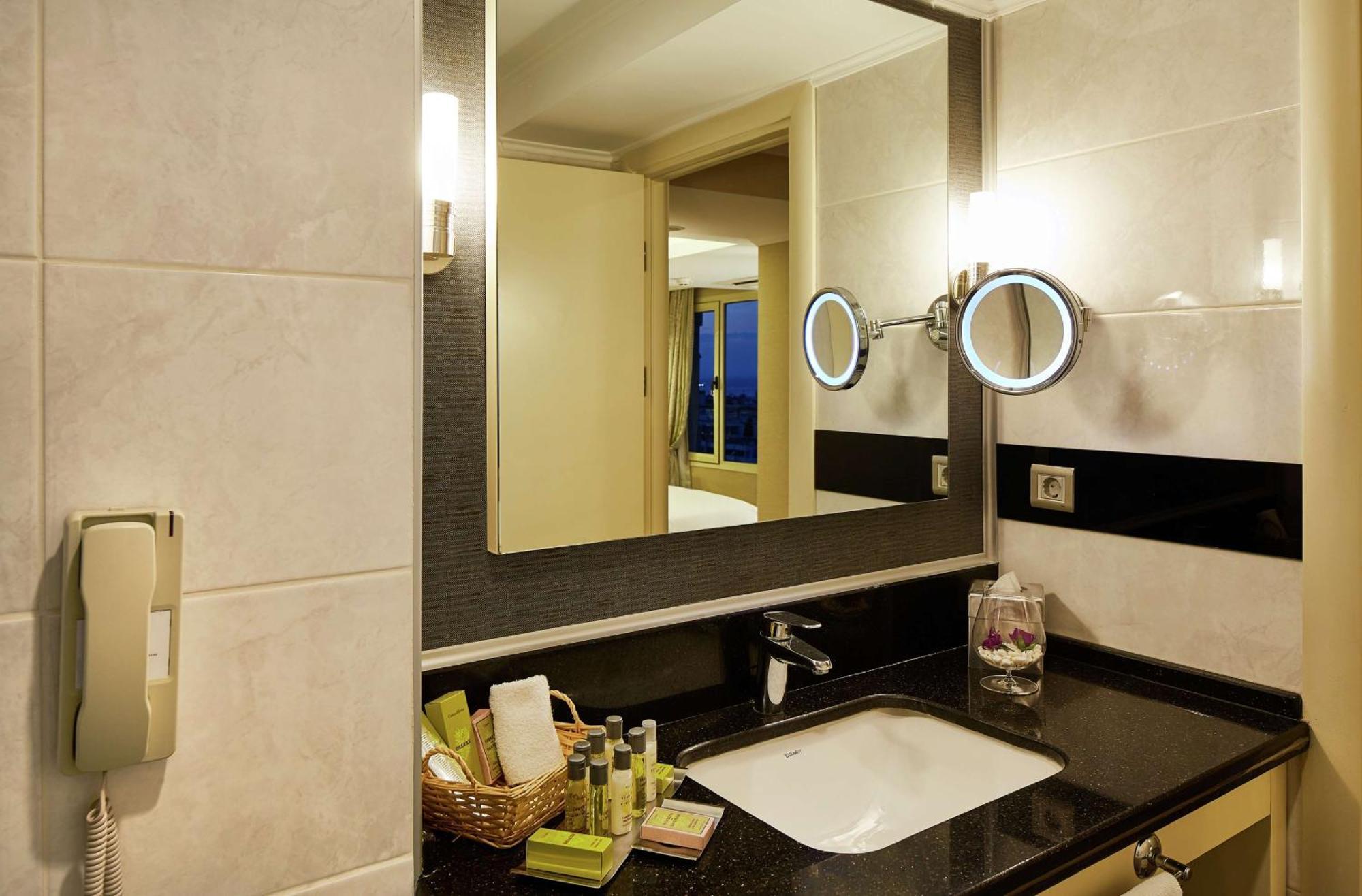 Doubletree By Hilton Izmir - Alsancak Hotel Ngoại thất bức ảnh