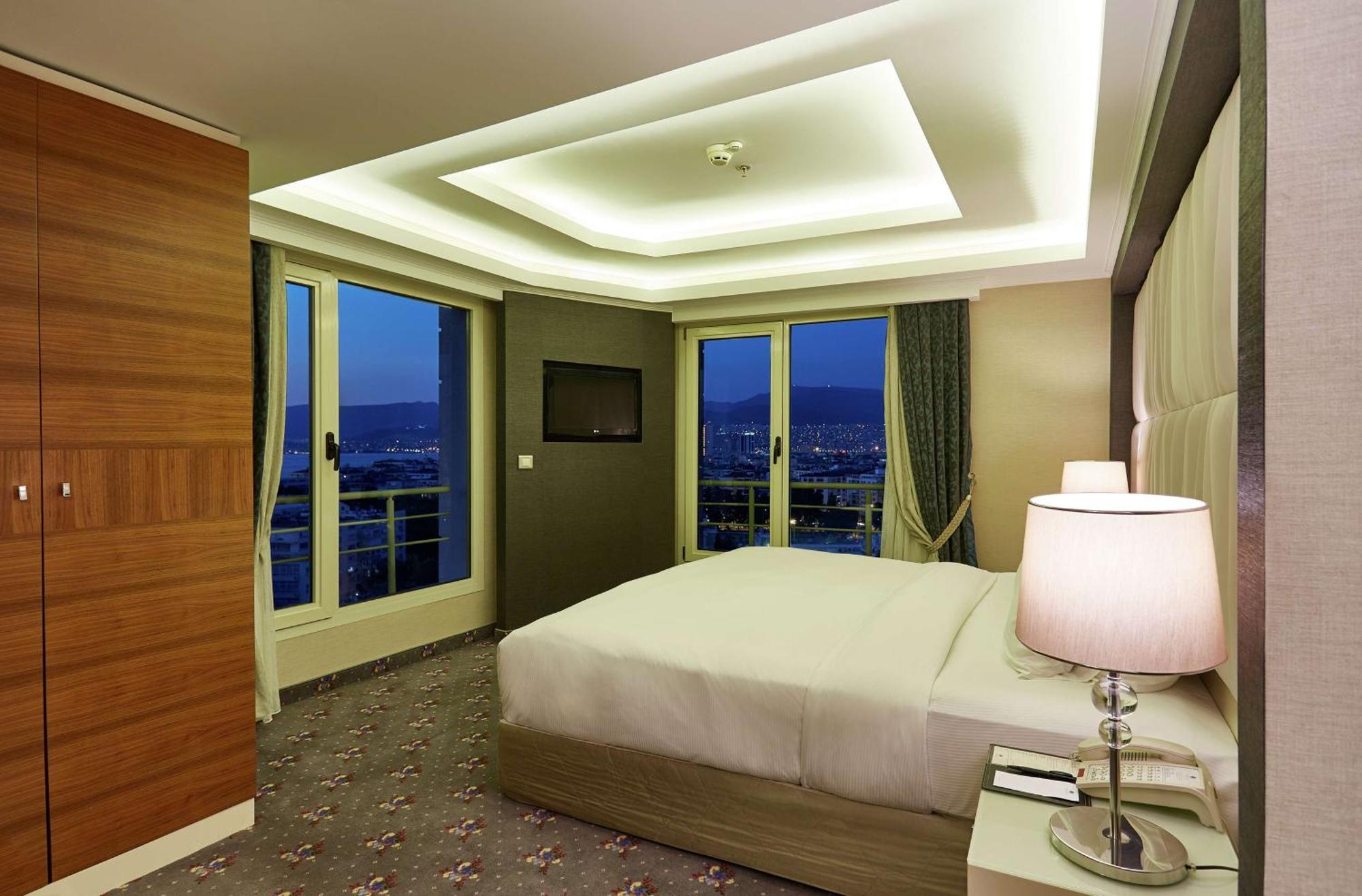 Doubletree By Hilton Izmir - Alsancak Hotel Ngoại thất bức ảnh